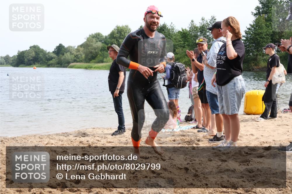 15.06.2025 - 27. Vierlanden-Triathlon Lena Gebhardt http://msf.ph/oto/8029799 15.06.2025 11:06:08 Schwimmen 670, 817, 819, 855, 857 meine-sportfotos.de