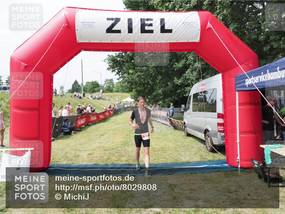 21.06.2025 - 27. Vierlanden-Triathlon MichiJ http://msf.ph/oto/8029808 15.06.2026 12:24:55 Ziel 17 meine-sportfotos.de