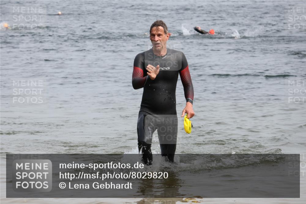 15.06.2025 - 27. Vierlanden-Triathlon Lena Gebhardt http://msf.ph/oto/8029820 15.06.2025 11:06:13 Schwimmen 670, 817, 855, 857 meine-sportfotos.de