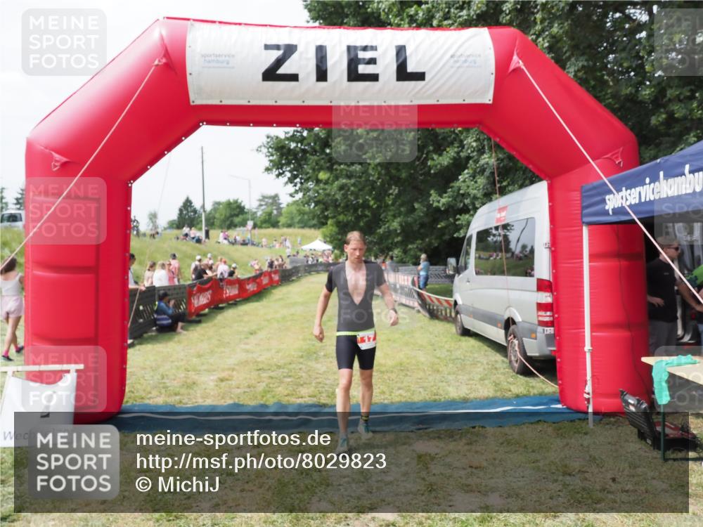 21.06.2025 - 27. Vierlanden-Triathlon MichiJ http://msf.ph/oto/8029823 15.06.2026 12:24:55 Ziel 17 meine-sportfotos.de