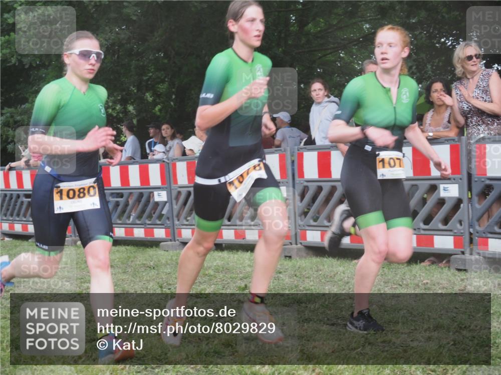 21.06.2025 - 27. Vierlanden-Triathlon KatJ http://msf.ph/oto/8029829 15.06.2025 13:36:12 Ziel 681, 819, 1078, 1079, 1080 meine-sportfotos.de