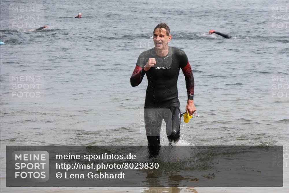 15.06.2025 - 27. Vierlanden-Triathlon Lena Gebhardt http://msf.ph/oto/8029830 15.06.2025 11:06:13 Schwimmen 670, 817, 855, 857 meine-sportfotos.de