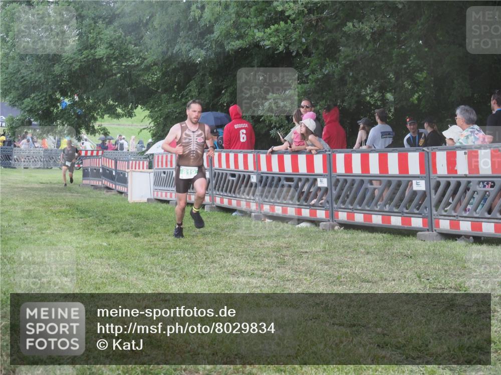 21.06.2025 - 27. Vierlanden-Triathlon KatJ http://msf.ph/oto/8029834 15.06.2025 13:36:20 Ziel 819, 860 meine-sportfotos.de