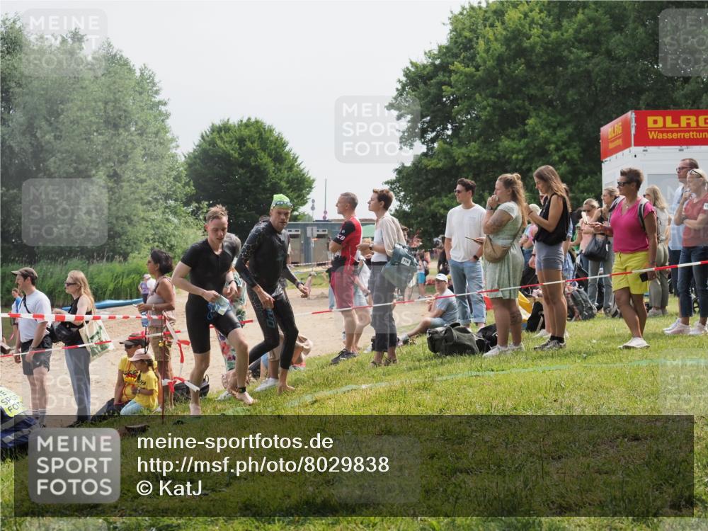 15.06.2025 - 27. Vierlanden-Triathlon KatJ http://msf.ph/oto/8029838 15.06.2025 11:06:06 Schwimmen 670, 779, 817, 819, 855 meine-sportfotos.de
