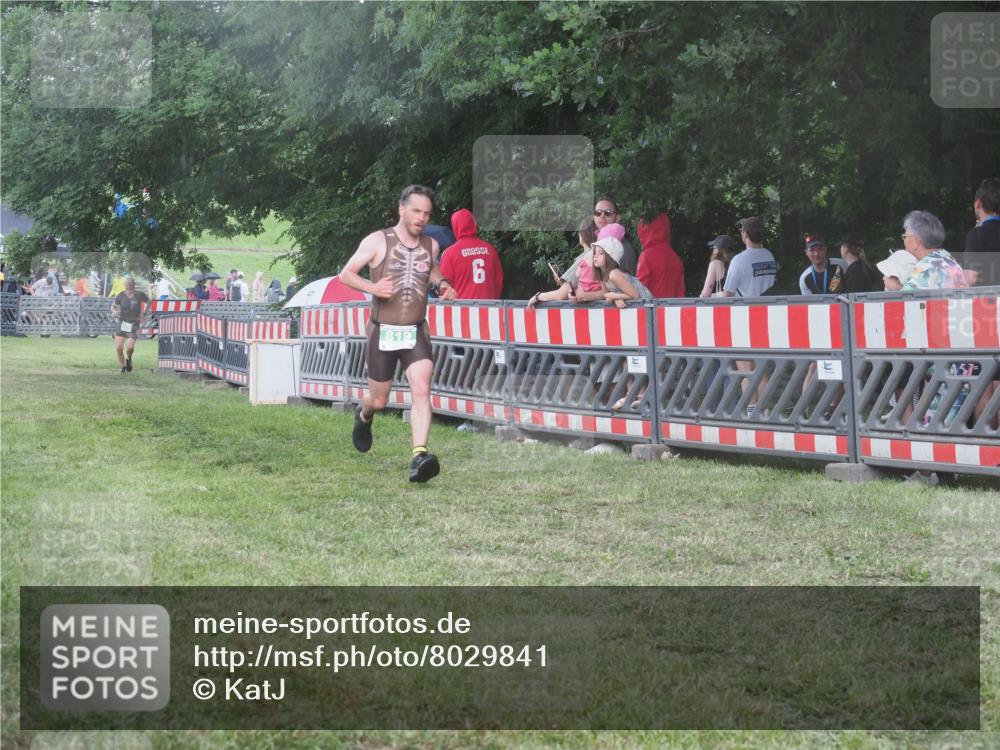 21.06.2025 - 27. Vierlanden-Triathlon KatJ http://msf.ph/oto/8029841 15.06.2025 13:36:20 Ziel 819, 860 meine-sportfotos.de