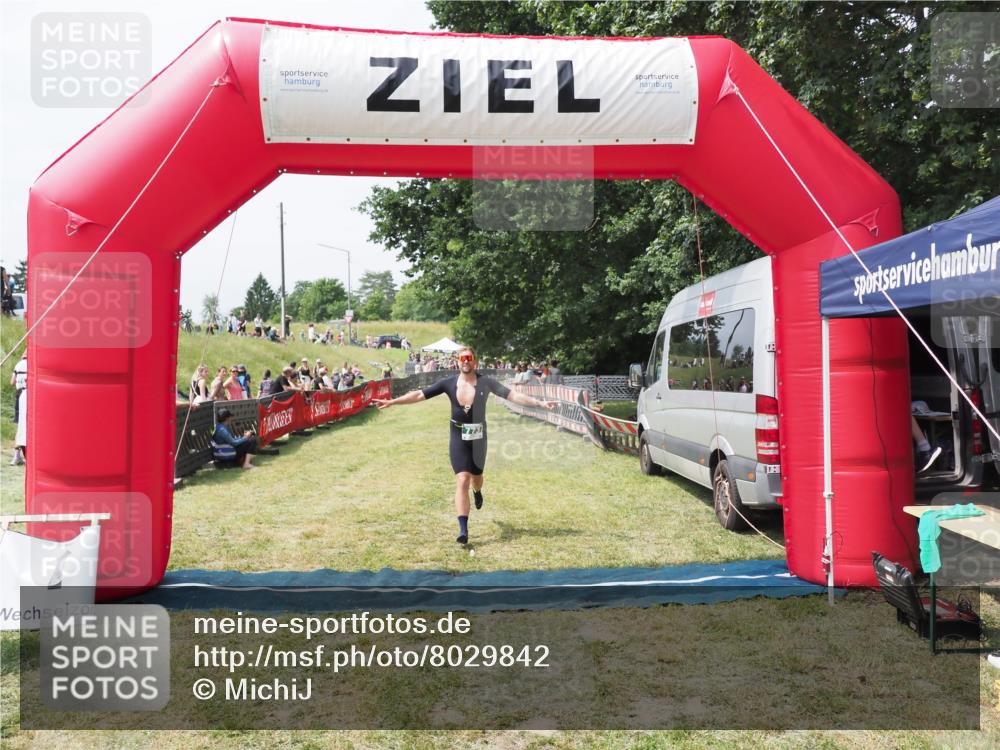 21.06.2025 - 27. Vierlanden-Triathlon MichiJ http://msf.ph/oto/8029842 15.06.2026 12:25:41 Ziel 773 meine-sportfotos.de