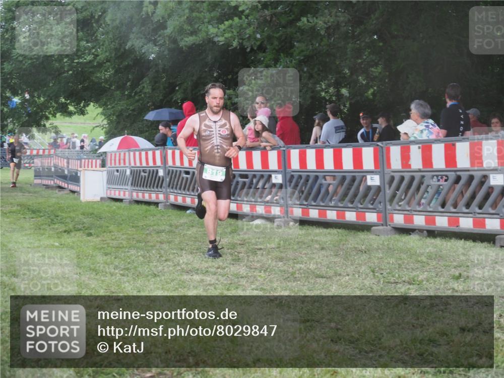 21.06.2025 - 27. Vierlanden-Triathlon KatJ http://msf.ph/oto/8029847 15.06.2025 13:36:21 Ziel 819, 860 meine-sportfotos.de