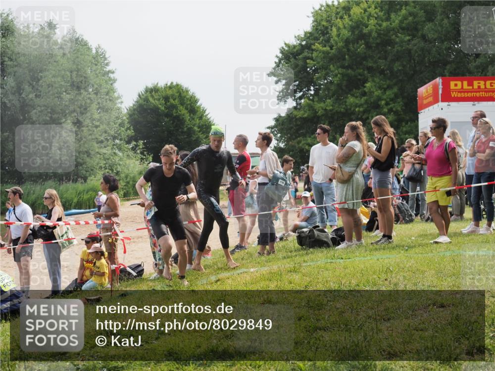 15.06.2025 - 27. Vierlanden-Triathlon KatJ http://msf.ph/oto/8029849 15.06.2025 11:06:06 Schwimmen 670, 779, 817, 819, 855 meine-sportfotos.de