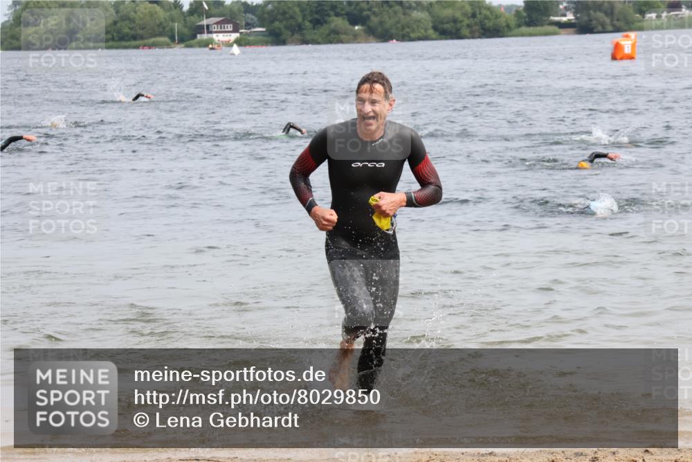 15.06.2025 - 27. Vierlanden-Triathlon Lena Gebhardt http://msf.ph/oto/8029850 15.06.2025 11:06:14 Schwimmen 817, 855, 857 meine-sportfotos.de