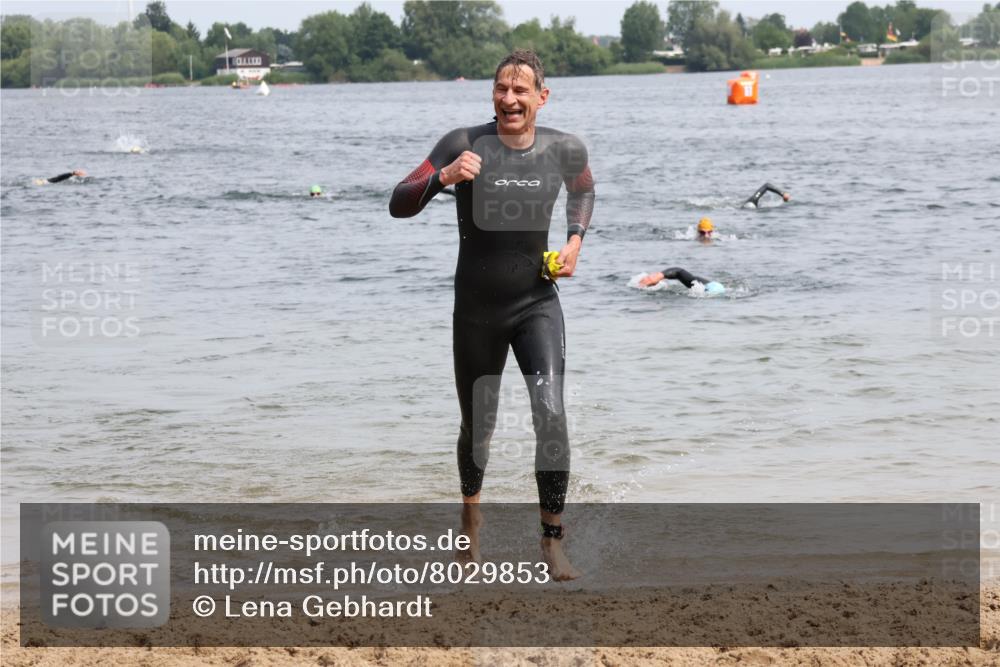 15.06.2025 - 27. Vierlanden-Triathlon Lena Gebhardt http://msf.ph/oto/8029853 15.06.2025 11:06:15 Schwimmen 855, 857, 862 meine-sportfotos.de