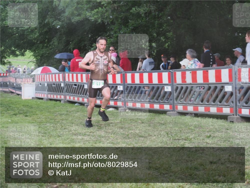 21.06.2025 - 27. Vierlanden-Triathlon KatJ http://msf.ph/oto/8029854 15.06.2025 13:36:21 Ziel 819, 860 meine-sportfotos.de