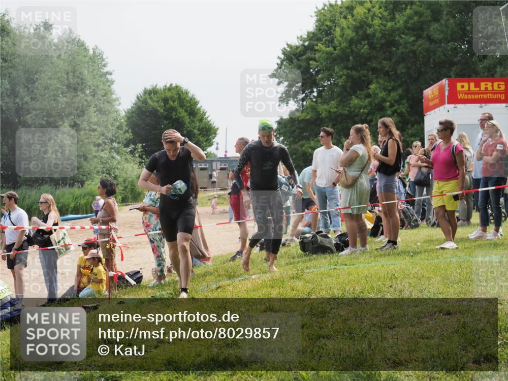 15.06.2025 - 27. Vierlanden-Triathlon KatJ http://msf.ph/oto/8029857 15.06.2025 11:06:07 Schwimmen 670, 779, 817, 819, 855 meine-sportfotos.de