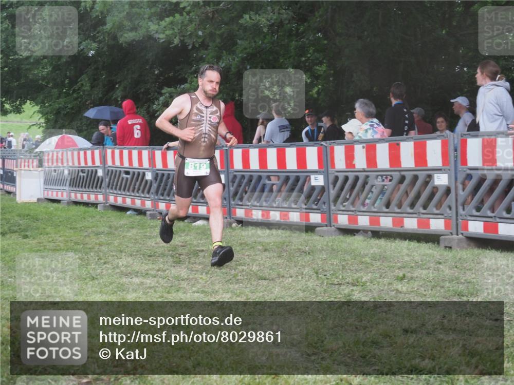 21.06.2025 - 27. Vierlanden-Triathlon KatJ http://msf.ph/oto/8029861 15.06.2025 13:36:21 Ziel 819, 860 meine-sportfotos.de
