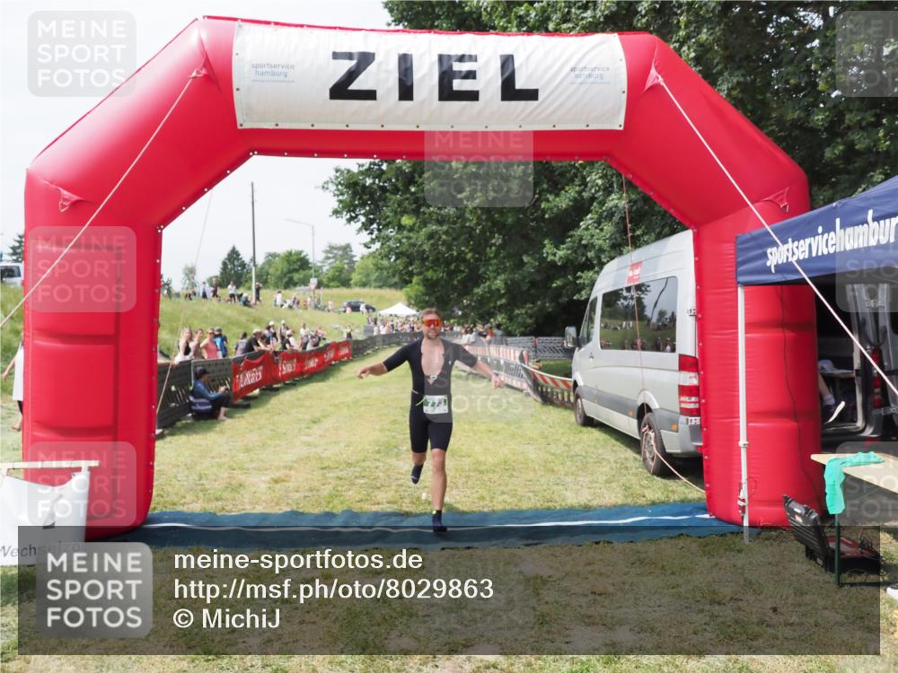 21.06.2025 - 27. Vierlanden-Triathlon MichiJ http://msf.ph/oto/8029863 15.06.2026 12:25:42 Ziel 773 meine-sportfotos.de