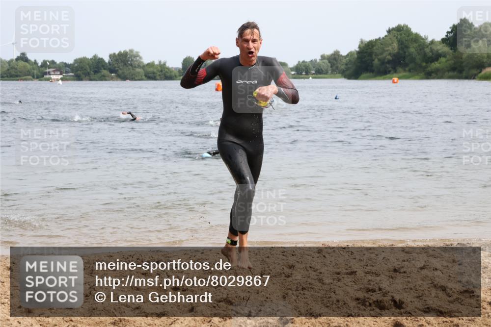 15.06.2025 - 27. Vierlanden-Triathlon Lena Gebhardt http://msf.ph/oto/8029867 15.06.2025 11:06:16 Schwimmen 855, 857, 862 meine-sportfotos.de