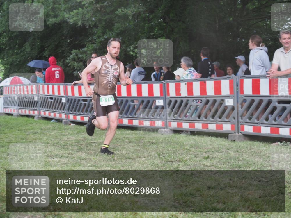 21.06.2025 - 27. Vierlanden-Triathlon KatJ http://msf.ph/oto/8029868 15.06.2025 13:36:21 Ziel 819, 860 meine-sportfotos.de