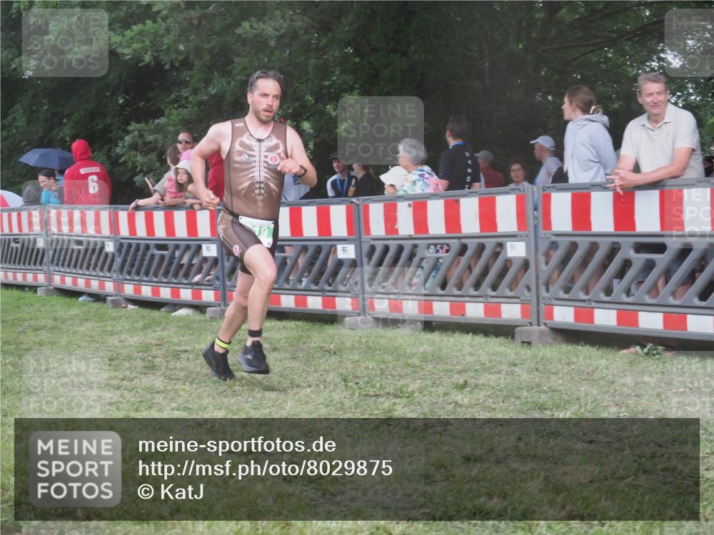 21.06.2025 - 27. Vierlanden-Triathlon KatJ http://msf.ph/oto/8029875 15.06.2025 13:36:21 Ziel 819, 860 meine-sportfotos.de