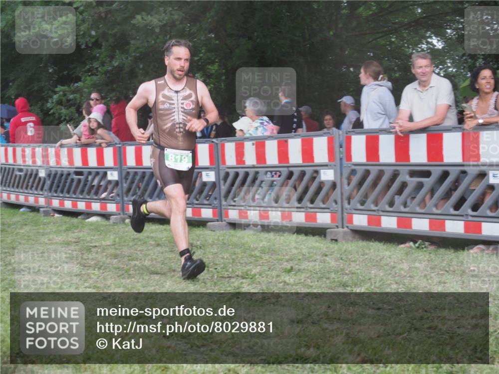 21.06.2025 - 27. Vierlanden-Triathlon KatJ http://msf.ph/oto/8029881 15.06.2025 13:36:21 Ziel 819, 860 meine-sportfotos.de