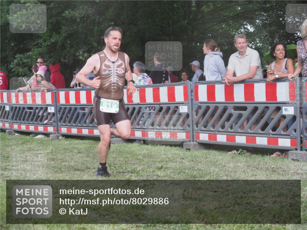 21.06.2025 - 27. Vierlanden-Triathlon KatJ http://msf.ph/oto/8029886 15.06.2025 13:36:22 Ziel 819, 860 meine-sportfotos.de