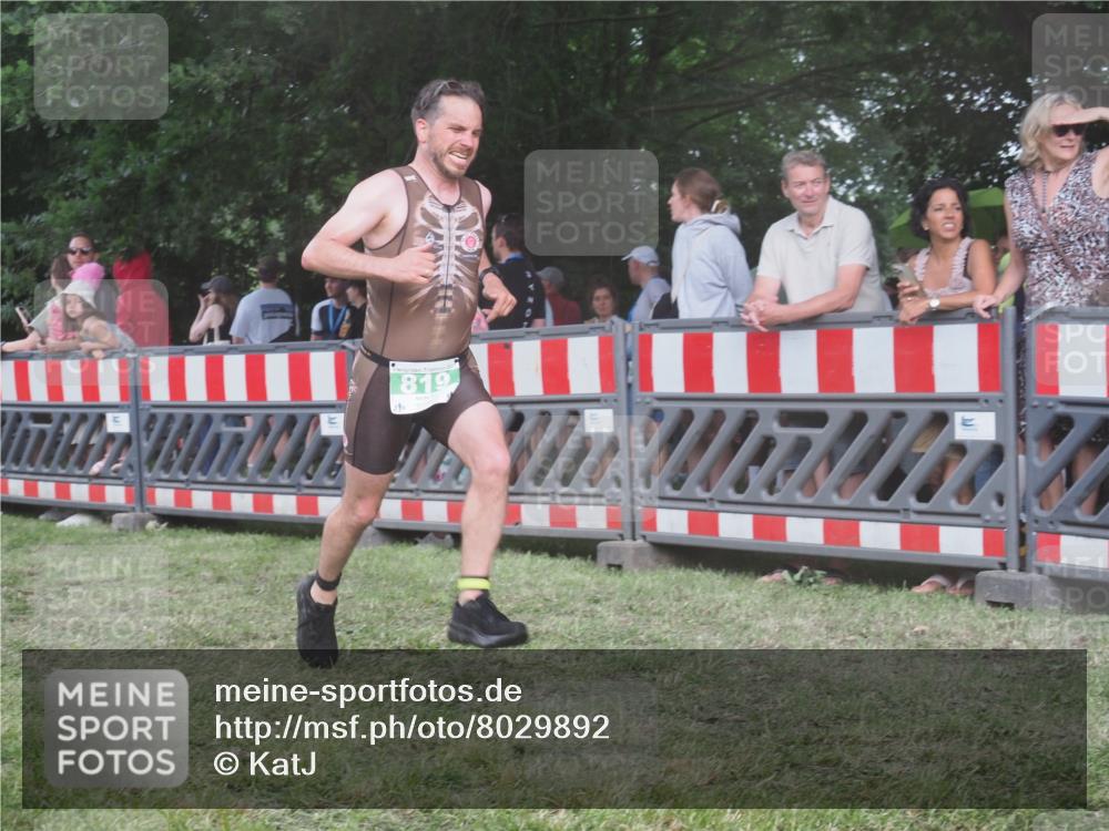 21.06.2025 - 27. Vierlanden-Triathlon KatJ http://msf.ph/oto/8029892 15.06.2025 13:36:22 Ziel 819, 860 meine-sportfotos.de
