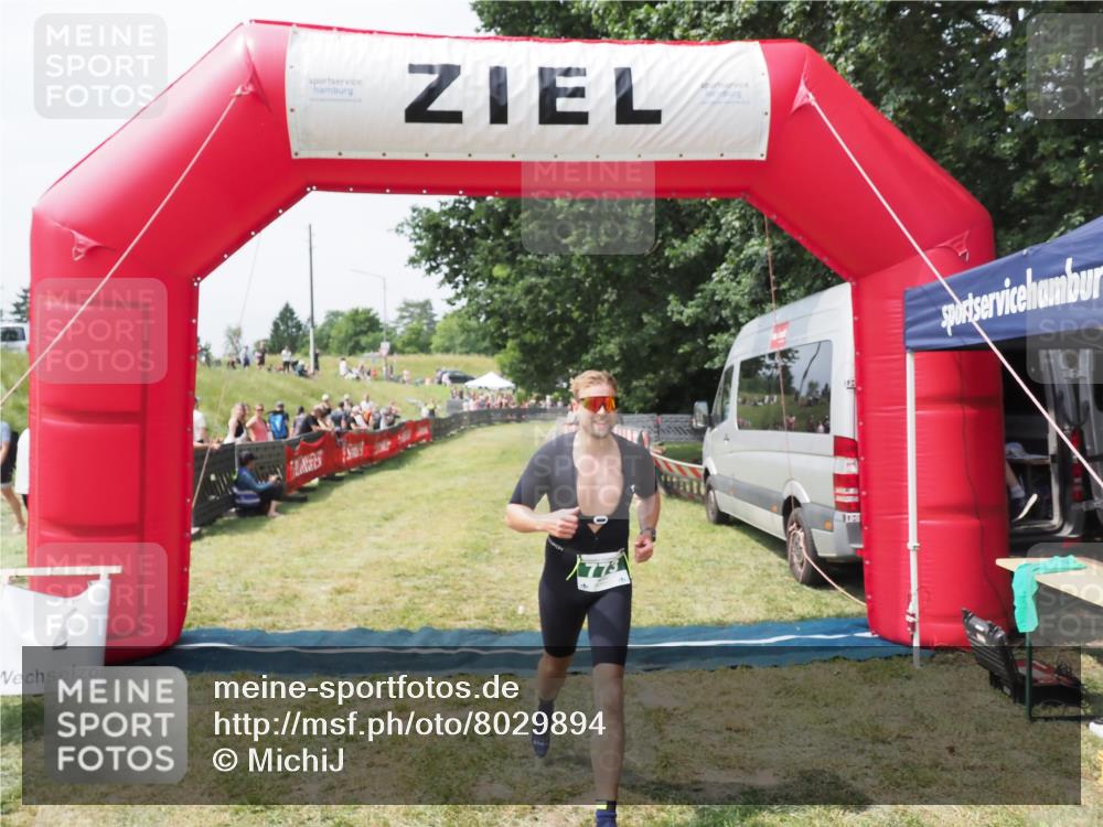 21.06.2025 - 27. Vierlanden-Triathlon MichiJ http://msf.ph/oto/8029894 15.06.2026 12:25:42 Ziel 773 meine-sportfotos.de