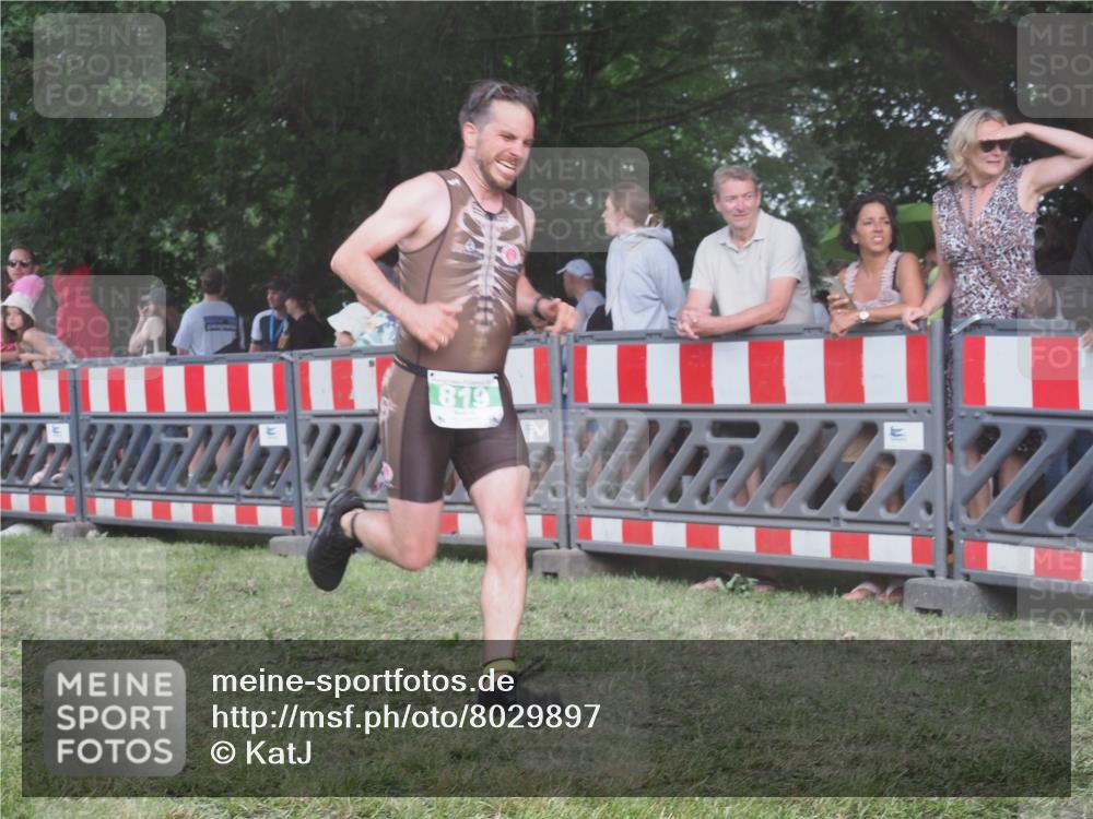 21.06.2025 - 27. Vierlanden-Triathlon KatJ http://msf.ph/oto/8029897 15.06.2025 13:36:22 Ziel 819, 860 meine-sportfotos.de