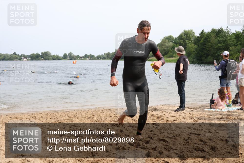 15.06.2025 - 27. Vierlanden-Triathlon Lena Gebhardt http://msf.ph/oto/8029898 15.06.2025 11:06:17 Schwimmen 781, 855, 857, 862 meine-sportfotos.de