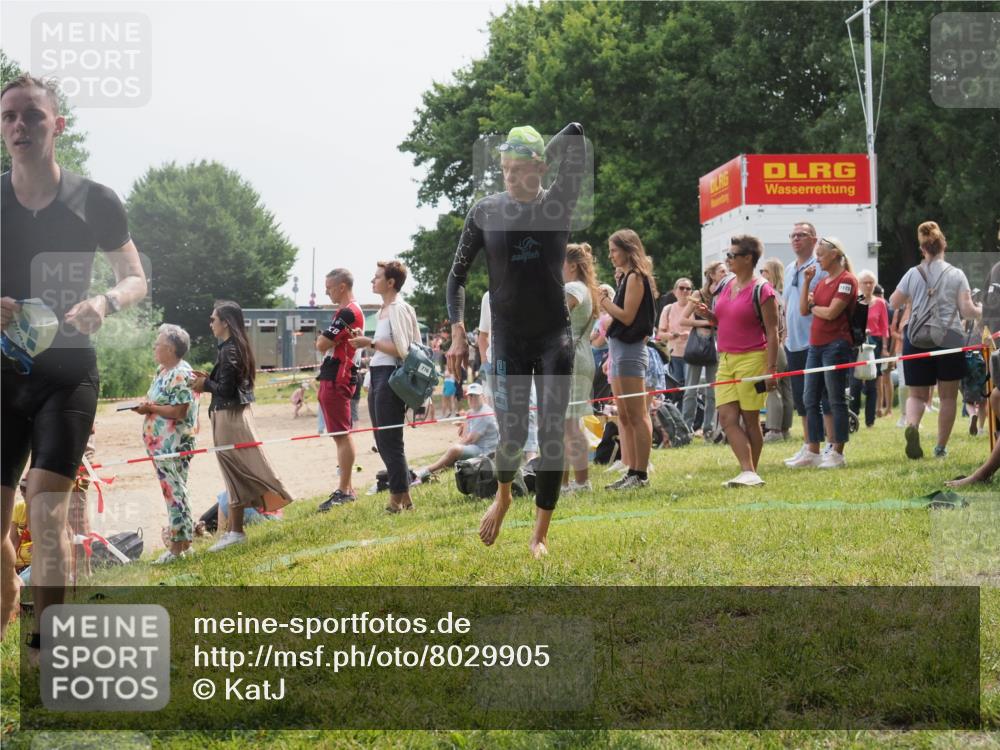 15.06.2025 - 27. Vierlanden-Triathlon KatJ http://msf.ph/oto/8029905 15.06.2025 11:06:08 Schwimmen 670, 817, 819, 855 meine-sportfotos.de