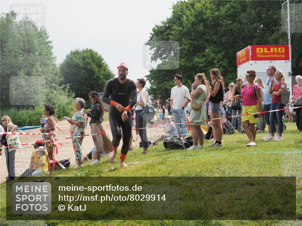 15.06.2025 - 27. Vierlanden-Triathlon KatJ http://msf.ph/oto/8029914 15.06.2025 11:06:12 Schwimmen 670, 817, 855 meine-sportfotos.de