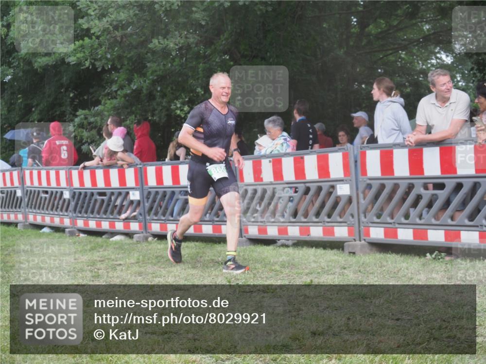 21.06.2025 - 27. Vierlanden-Triathlon KatJ http://msf.ph/oto/8029921 15.06.2025 13:36:29 Ziel 728, 860 meine-sportfotos.de