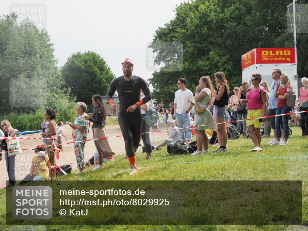 15.06.2025 - 27. Vierlanden-Triathlon KatJ http://msf.ph/oto/8029925 15.06.2025 11:06:12 Schwimmen 670, 817, 855 meine-sportfotos.de