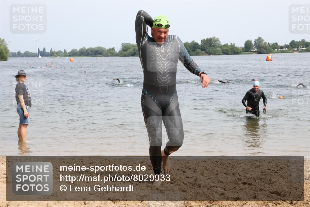 15.06.2025 - 27. Vierlanden-Triathlon Lena Gebhardt http://msf.ph/oto/8029933 15.06.2025 11:06:22 Schwimmen 781, 857, 862 meine-sportfotos.de