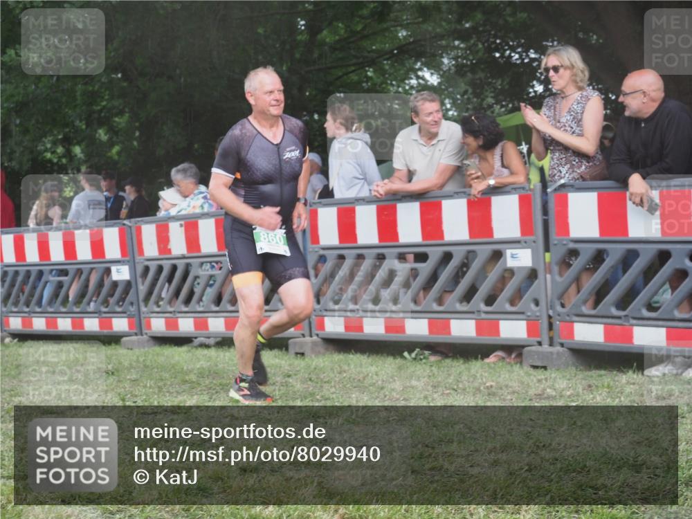 21.06.2025 - 27. Vierlanden-Triathlon KatJ http://msf.ph/oto/8029940 15.06.2025 13:36:30 Ziel 728, 860 meine-sportfotos.de