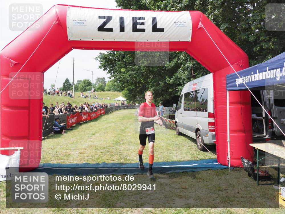 21.06.2025 - 27. Vierlanden-Triathlon MichiJ http://msf.ph/oto/8029941 15.06.2026 12:27:23 Ziel 80 meine-sportfotos.de