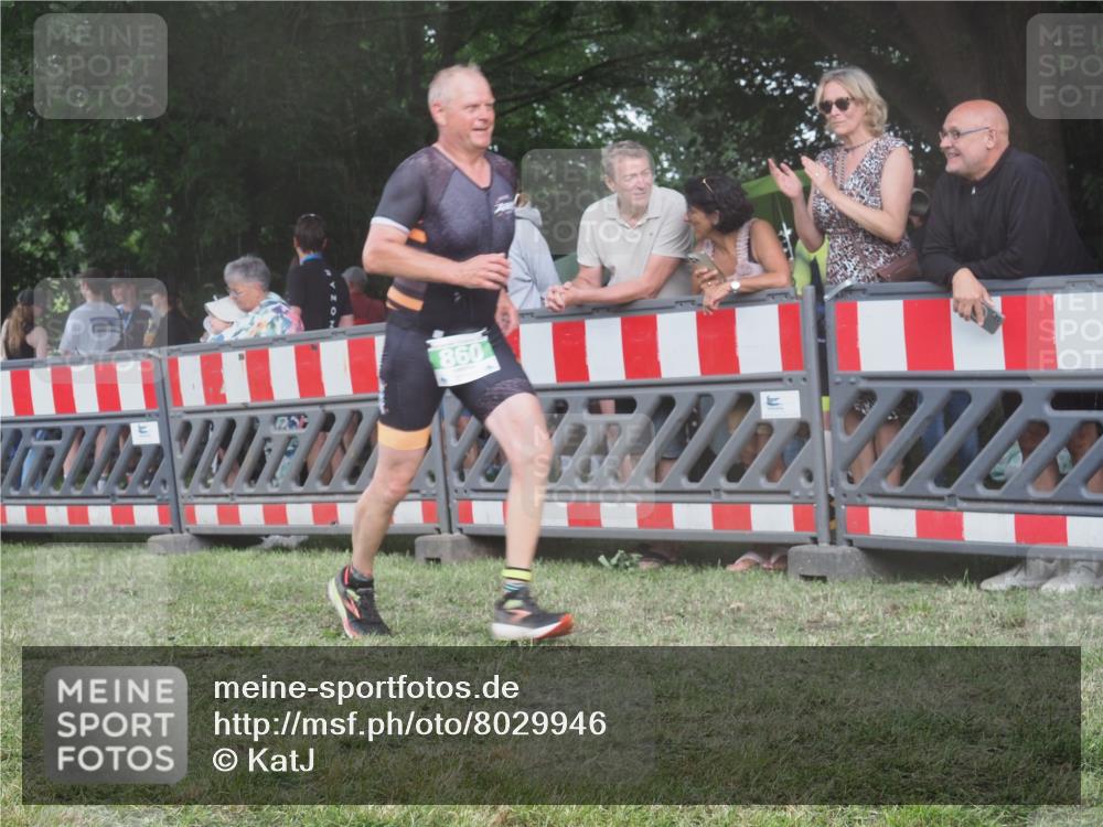 21.06.2025 - 27. Vierlanden-Triathlon KatJ http://msf.ph/oto/8029946 15.06.2025 13:36:30 Ziel 728, 860 meine-sportfotos.de