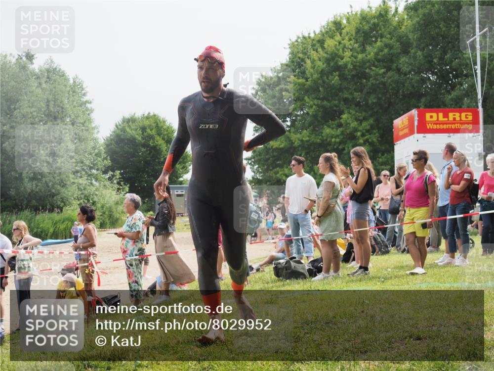 15.06.2025 - 27. Vierlanden-Triathlon KatJ http://msf.ph/oto/8029952 15.06.2025 11:06:13 Schwimmen 670, 817, 855 meine-sportfotos.de