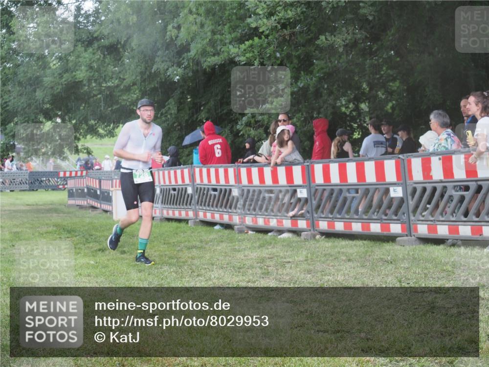 21.06.2025 - 27. Vierlanden-Triathlon KatJ http://msf.ph/oto/8029953 15.06.2025 13:36:36 Ziel 728 meine-sportfotos.de