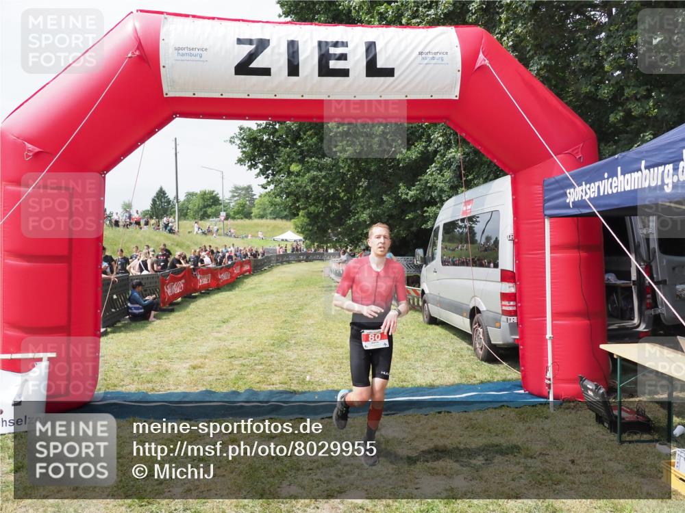 21.06.2025 - 27. Vierlanden-Triathlon MichiJ http://msf.ph/oto/8029955 15.06.2026 12:27:23 Ziel 80 meine-sportfotos.de