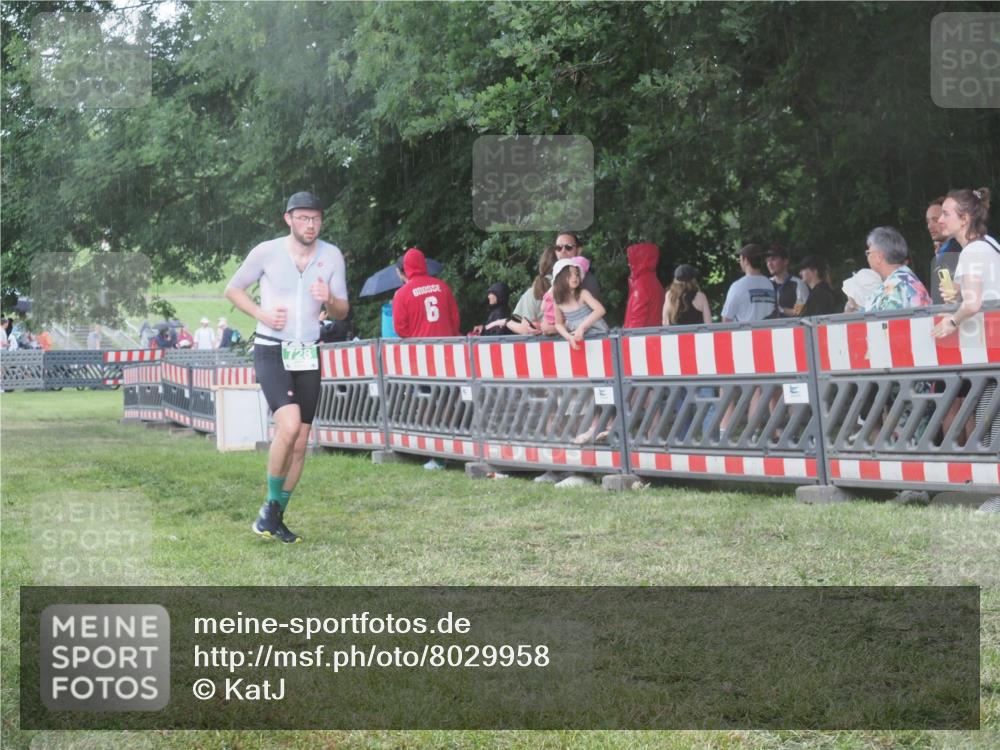 21.06.2025 - 27. Vierlanden-Triathlon KatJ http://msf.ph/oto/8029958 15.06.2025 13:36:36 Ziel 728 meine-sportfotos.de