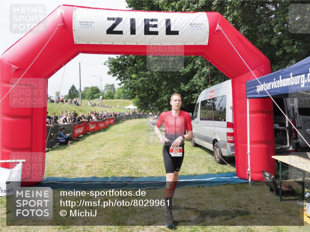 21.06.2025 - 27. Vierlanden-Triathlon MichiJ http://msf.ph/oto/8029961 15.06.2026 12:27:23 Ziel 80 meine-sportfotos.de