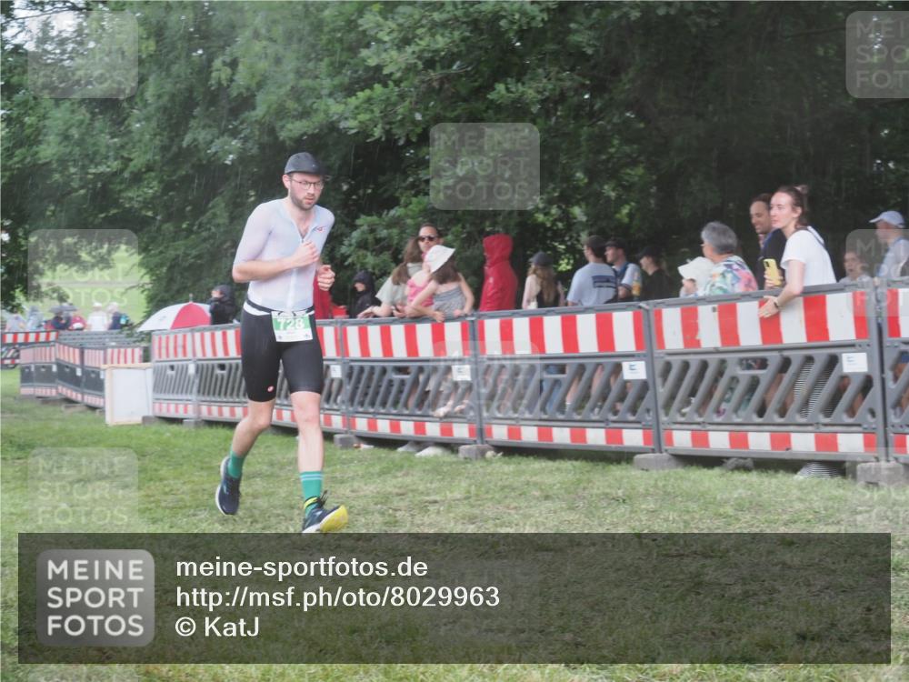 21.06.2025 - 27. Vierlanden-Triathlon KatJ http://msf.ph/oto/8029963 15.06.2025 13:36:37 Ziel 728 meine-sportfotos.de