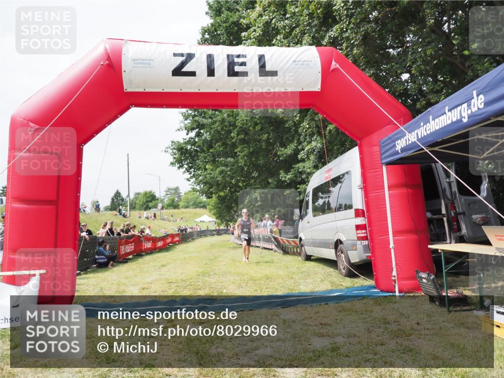 21.06.2025 - 27. Vierlanden-Triathlon MichiJ http://msf.ph/oto/8029966 15.06.2026 12:30:45 Ziel 871 meine-sportfotos.de