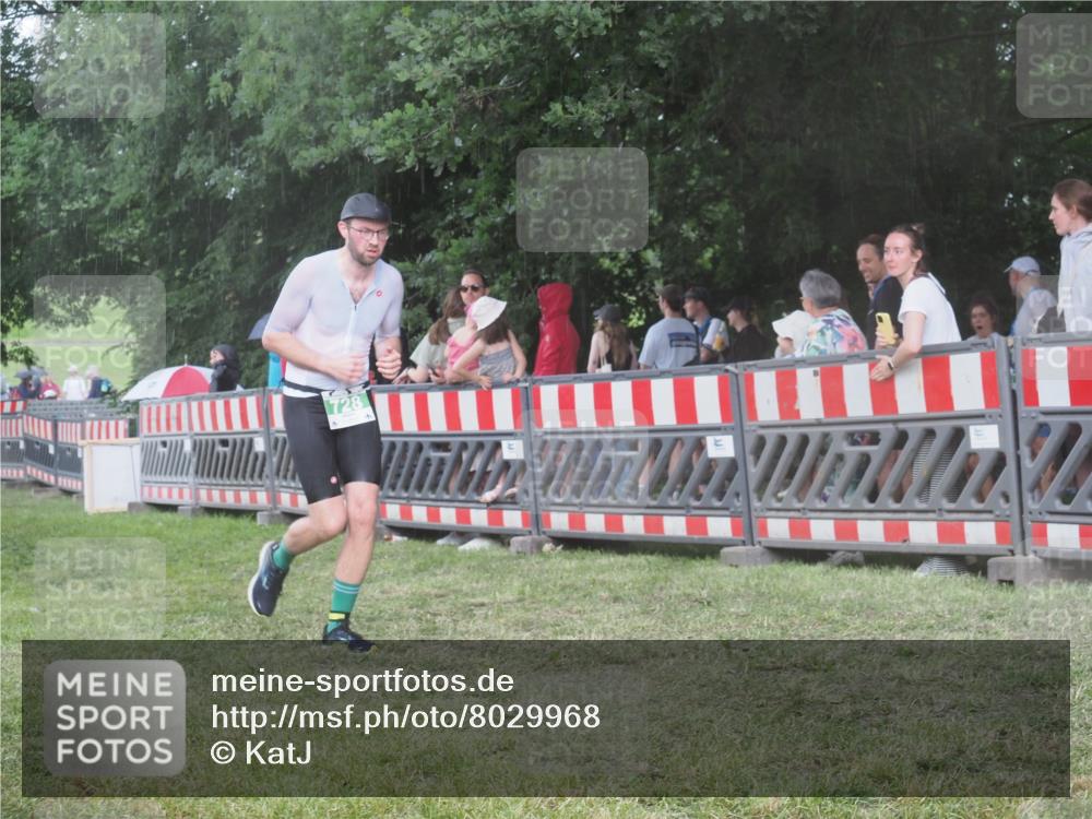 21.06.2025 - 27. Vierlanden-Triathlon KatJ http://msf.ph/oto/8029968 15.06.2025 13:36:37 Ziel 728 meine-sportfotos.de