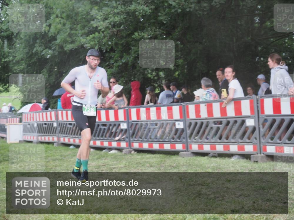 21.06.2025 - 27. Vierlanden-Triathlon KatJ http://msf.ph/oto/8029973 15.06.2025 13:36:37 Ziel 728 meine-sportfotos.de