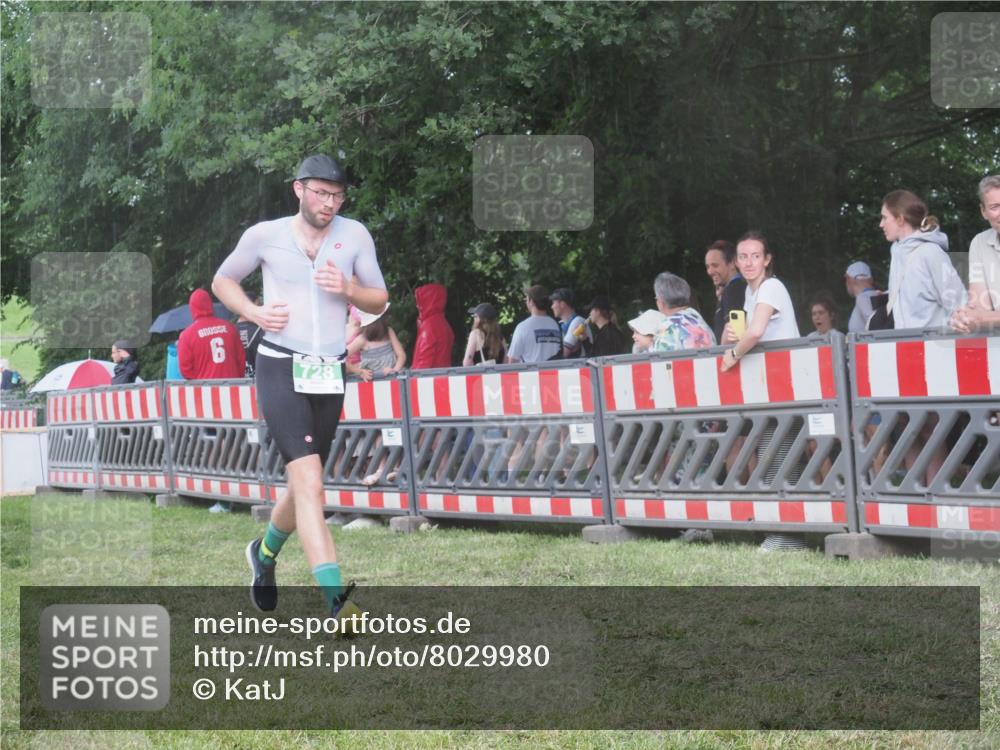 21.06.2025 - 27. Vierlanden-Triathlon KatJ http://msf.ph/oto/8029980 15.06.2025 13:36:37 Ziel 728 meine-sportfotos.de