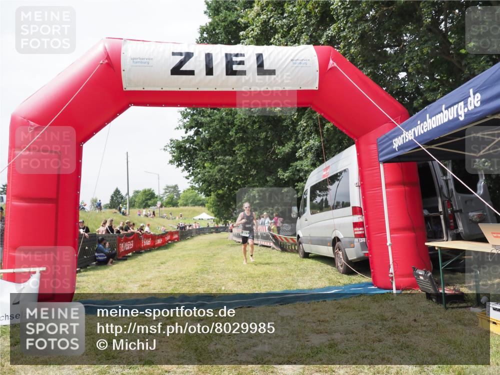 21.06.2025 - 27. Vierlanden-Triathlon MichiJ http://msf.ph/oto/8029985 15.06.2026 12:30:45 Ziel 871 meine-sportfotos.de