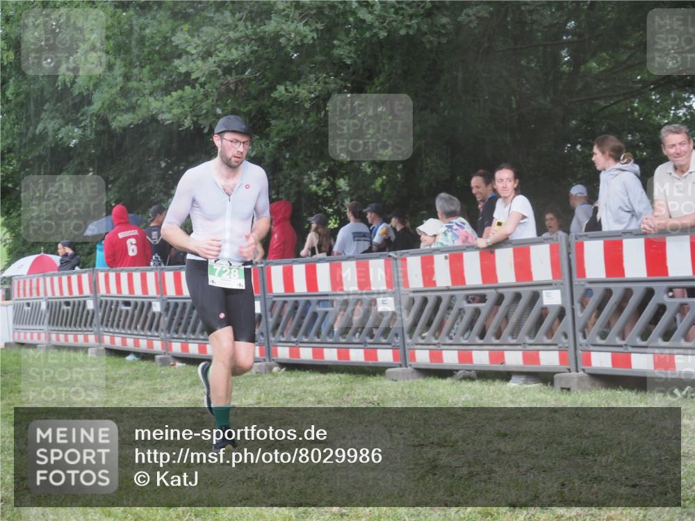 21.06.2025 - 27. Vierlanden-Triathlon KatJ http://msf.ph/oto/8029986 15.06.2025 13:36:37 Ziel 728 meine-sportfotos.de