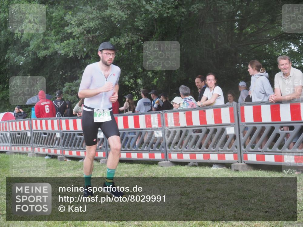 21.06.2025 - 27. Vierlanden-Triathlon KatJ http://msf.ph/oto/8029991 15.06.2025 13:36:37 Ziel 728 meine-sportfotos.de