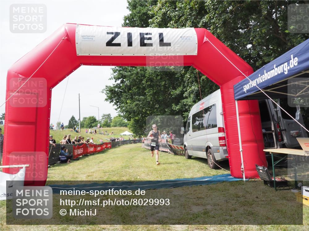21.06.2025 - 27. Vierlanden-Triathlon MichiJ http://msf.ph/oto/8029993 15.06.2026 12:30:45 Ziel 871 meine-sportfotos.de