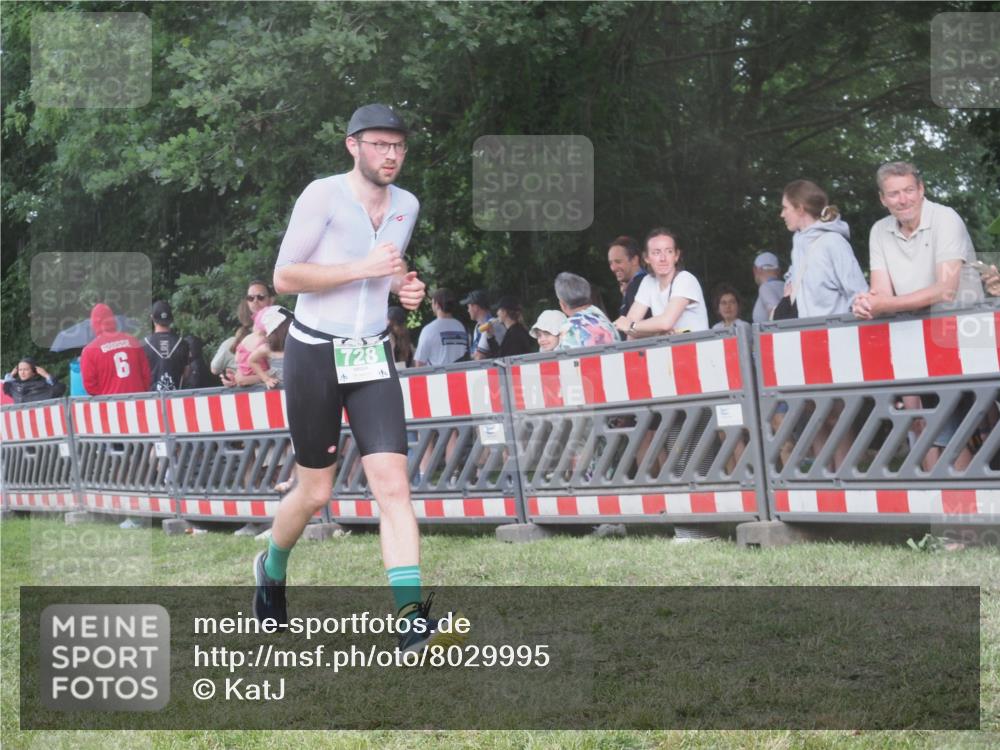 21.06.2025 - 27. Vierlanden-Triathlon KatJ http://msf.ph/oto/8029995 15.06.2025 13:36:37 Ziel 728 meine-sportfotos.de